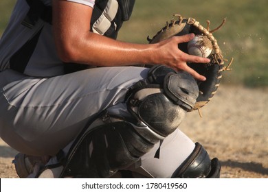 Un attrapeur de baseball gère un terrain.