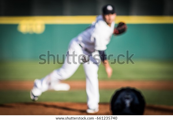 背景にピッチャーを持つ運動中の野球 の写真素材 今すぐ編集