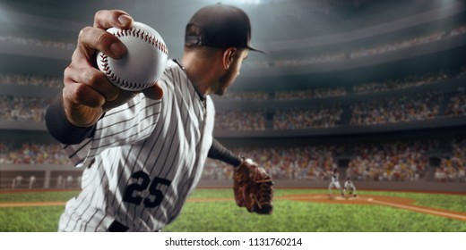 Бейсболист бросает мяч на профессиональный бейсбольный стадион