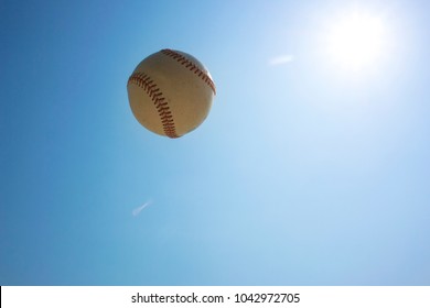 野球のボールを打ち砕く野球バットの3dイラスト のイラスト素材 Shutterstock