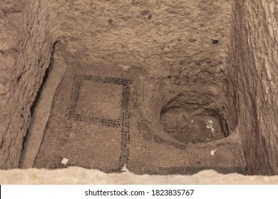 Característica circular en el sótano y antiguo mosaico en la Iglesia de San José en Nazaret Israel