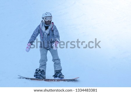 Basic balance of skiing In the winter, many people are happy to be able to ski in the snow.