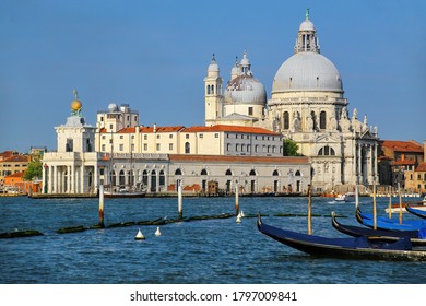 Basílica de Santa Maria della Salute en Punta della Dogana en Venecia, Italia. Esta iglesia fue comisionada por los sobrevivientes de la peste de Venecia como agradecimiento por la salvación.