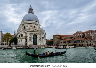 La Basílica de Santa María de la Salud o la Basílica de Santa Maria della Salute en el gran canal de Venecia, Italia