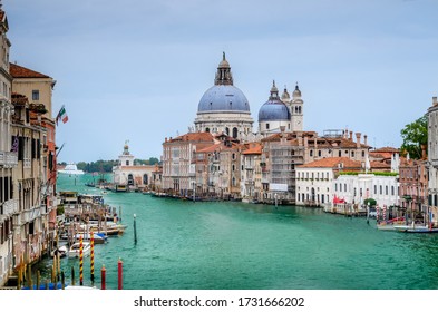 Basílica de Santa María de la Salud o Basílica de Santa Maria della Salute en el gran canal de Venecia, Italia