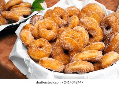 Cesta con deliciosos fritos de fatti, donuts fritos tradicionales producidos en Cerdeña, postre típico de carnaval, comida italiana
