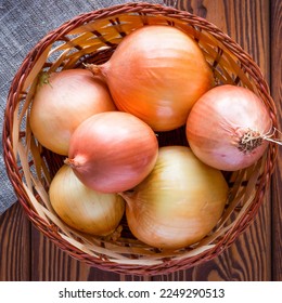 Basket with onions on a napkin