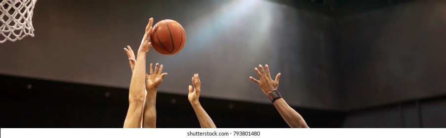 Баскетбольный мяч пролетает над баскетбольной площадкой