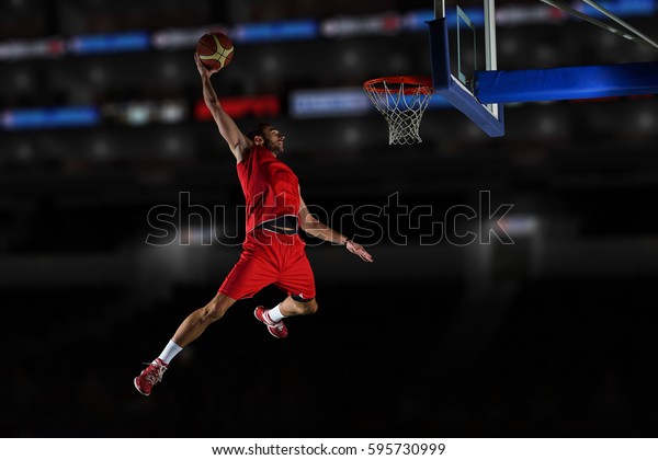 黒い背景にバスケットボールのスポーツ選手 の写真素材 今すぐ編集