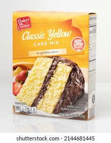 Batavia, IL US - April 06, 2022: Cardboard Box Front Panel Of Yellow Cake Mix From Bakers Corner Brand Baking Dessert Mix From Aldi US Stores For Pantry Baking Supplies Ingredients