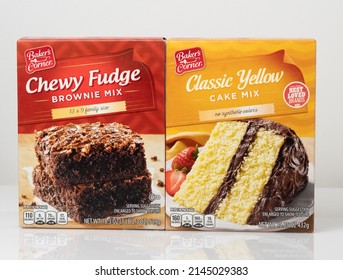 Batavia, IL US - April 06, 2022: Boxes Of Chewy Fudge Brownie Mix And Classic Yellow Cake By Bakers Corner Brand Sold At Aldi Grocery Stores