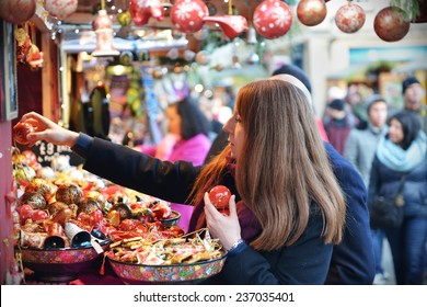 BATH - DEC 8: People Visit The Christmas Market In The Streets Surrounding Bath Abbey On Dec 8, 2014 In Bath, UK. The Landmark Somerset City Is Home To Many Local And International Stores And Shops.  