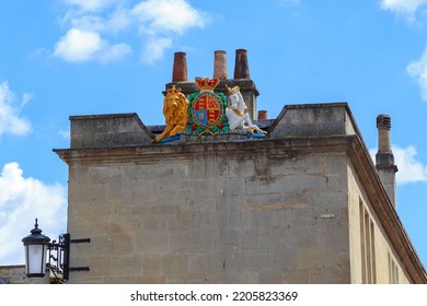 BATH, GREAT BRITAIN - MAY 14, 2014: This Is A Painted Coat Of Arms With The Motto Of The British Monarchy On The Roof Of An Old House.