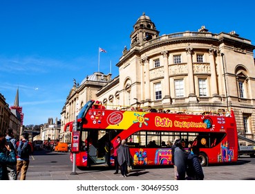 BATH, UNITED KINGDOM - APRIL 11, 2015: Site Seeing Bus Wait For Tourists At Historical Site Roman Bath. The Baths Are A Major Tourist Attraction Receiving More Than One Million Visitors A Year.