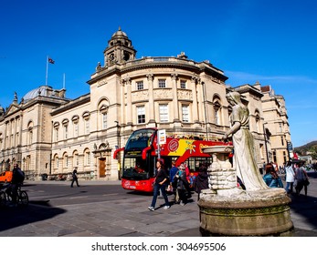 BATH, UNITED KINGDOM - APRIL 11, 2015: Site Seeing Bus Wait For Tourists At Historical Site Roman Bath. The Baths Are A Major Tourist Attraction Receiving More Than One Million Visitors A Year.