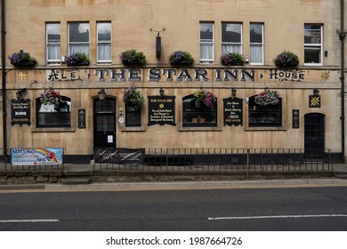 Bath, United Kingdom - June 8, 2021: Historic Public House In The Paragon, A Historic Street In The World Heritage City Of Bath In Somerset, United Kingdom