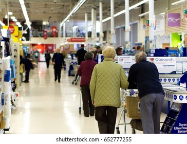 BATHGATE, SCOTLAND, UK - MAY 22, 2017. Tesco Supermarket Shopping Aisle. Several Shoppers Busy In Store.