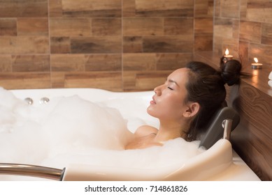 Foto In Vasca Da Bagno.Donna In Vasca Da Bagno Immagini Foto Stock E Grafica Vettoriale Shutterstock