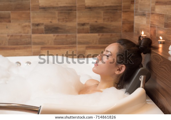 お風呂でくつろいだお風呂の女性は 笑顔でくつろぐ 多文化のアジア人 浴槽の中の白人の若い女性 の写真素材 今すぐ編集