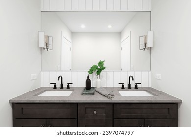 El cuarto de baño está equipado con un lavabo de madera oscura, una encimera de cuarzo, una pared de escopeta y luces de bronce colocadas en el espejo.