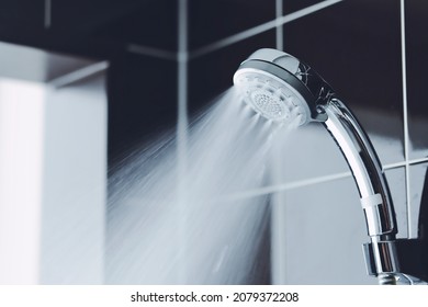 Ducha de baño y agua corriente
