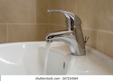 Bathroom Sink Tap With Running Water / Single Lever Monobloc Chrome Mixer Tap On Bathroom Sink