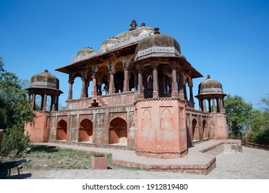 Battees Khamba Memorial, Ranthambore Fort Is Near The City Of Sawai Madhopur. It Is A Formidable Fort Having Been A Focal Point Of The Historical Developments Of Rajasthan.