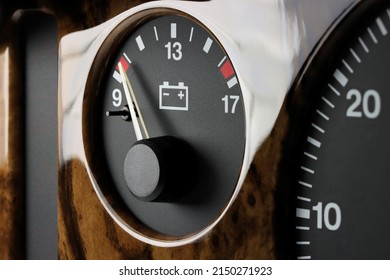 Batterie Gauge In Car Dashboard - Low Volts