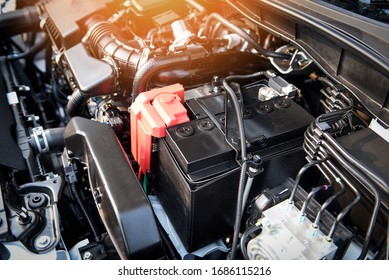 Kofferraummotor für Batterien / Nahaufnahme von neuen Batterien Automotoren Überprüfung der Auto-Batterie Reinigung für die Abnehmer im Auto-Service 