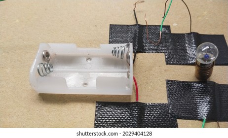 Battery holder in simple electrical circuits