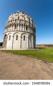 Battistero di San Giovanni. Pisa Baptistery of Saint John in Romanesque Gothic style (1152-1390), Piazza dei Miracoli (Square of Miracles). Tuscany, Italy, Europe.
