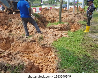 Batu Kawan, Penang. Nov 18 2019. General workers are doing root protection before for transplanting the tree .to other area. - Shutterstock ID 1563349549