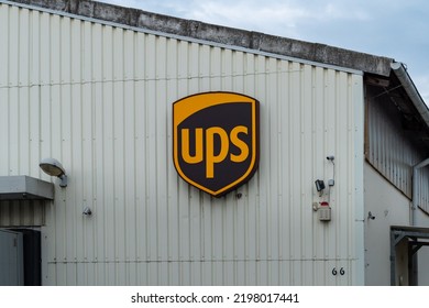 BAUTZEN, GERMANY - 31. August 2022: UPS Center Building With A Big Company Logo. Sign Of The United Parcel Service On A Wall. Facade Of An Industrial House With A Metal Sheet Exterior.