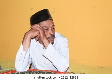 Bawang, Batang, Jawa Tengah, Indonesia - October 10 2022

A Religious Teacher Alone Waiting For His Students ( This Photo Was Taken With The Grain Technique )