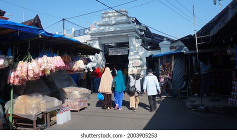 Bawean, East Java, Indonesia, February 2017. A Traditional Market Located In Front Of The Tomb Of Sunan Bonang