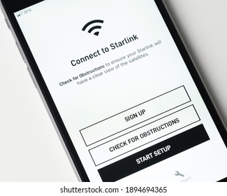BAYONNE, FRANKREICH - CIRCA JANUAR 2021: Starlink-App auf Apple iPhone-Bildschirm. Starlink ist eine satellitengestützte Internetkonstellation, die von SpaceX gebaut wird, um Satelliten-Internetzugang zu bieten.