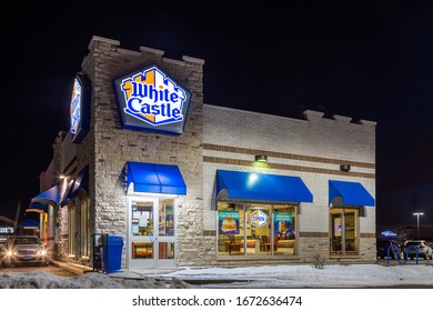 BAYPORT, MN/USA - FEBRUARY 22, 2020: White Castle Restaurant At Night And Trademark Logo.