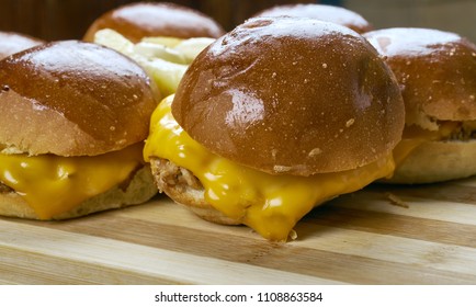  BBQ Chicken Slider Ring , Fast Food Combine Shredded Chicken, Red Onion, And BBQ Sauce.