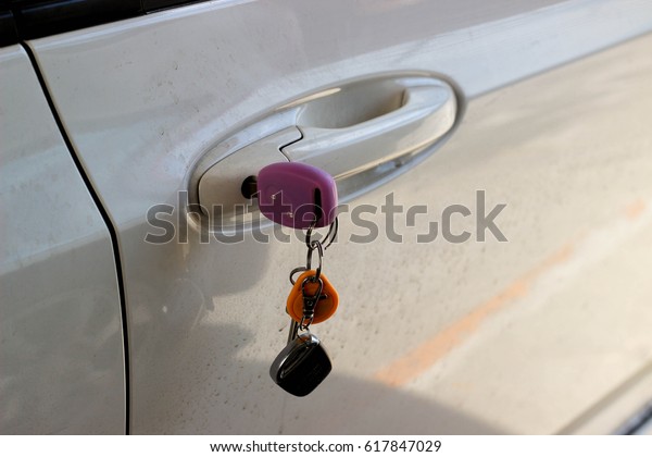 Be\
careful not to forget to plug the key into the\
car.