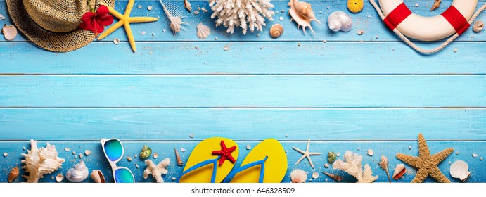 蓝色木板上的沙滩配件-暑假横幅
