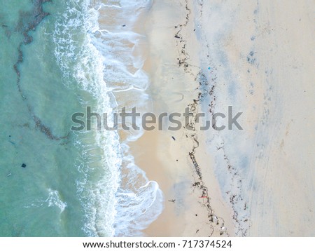 Luftaufnahme Panoramadrohne Blick auf den blauen Ozean Wellen, die am Sandstrand in Portugal erdrücken.