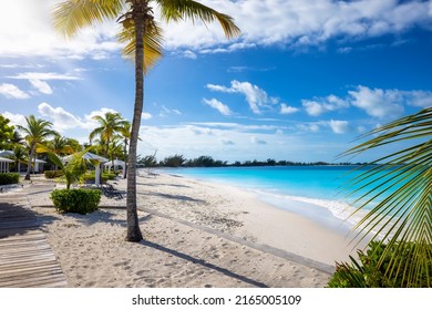 La playa de Cabo Santa María, al norte de Long Island, Bahamas, con su mar turquesa y su arena fina, blanca y sus cocoteros