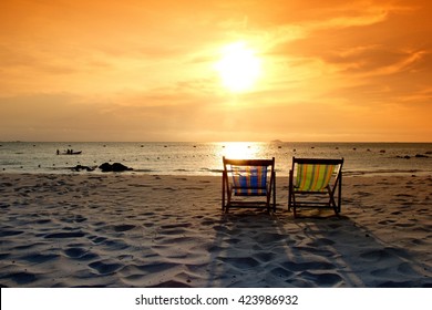 Strandstuhl mit Sonnenuntergang