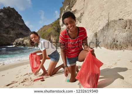 Similar – Foto Bild Handschuh am Strand.