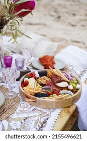 Beach Picnic, Grazing Food Board, Boho Styled Picnic, Eating Food At The Beach, Fiends, Event Picnic, Coastal Beach Food, Bohemian Dinner Picnic.