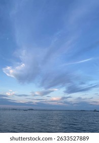 Vista del cielo de la playa por la tarde