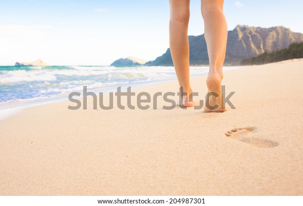 ビーチトラベル 砂浜を歩く女性が 砂に足跡を残す 女性の足と金色の砂浜 マウイ ハワイ 米国のハワイの接写 の写真素材 今すぐ編集