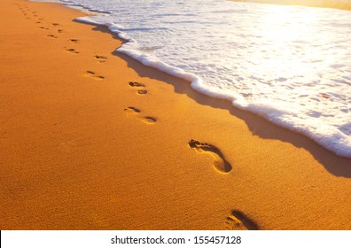 DESPUES DE QUE NOS BORRE EL MAR Beach-wave-footsteps-sunset-time-260nw-155457128