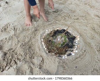 Strand mit Kindern im Sand 