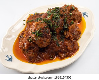 beaf meat balls with tomato source 